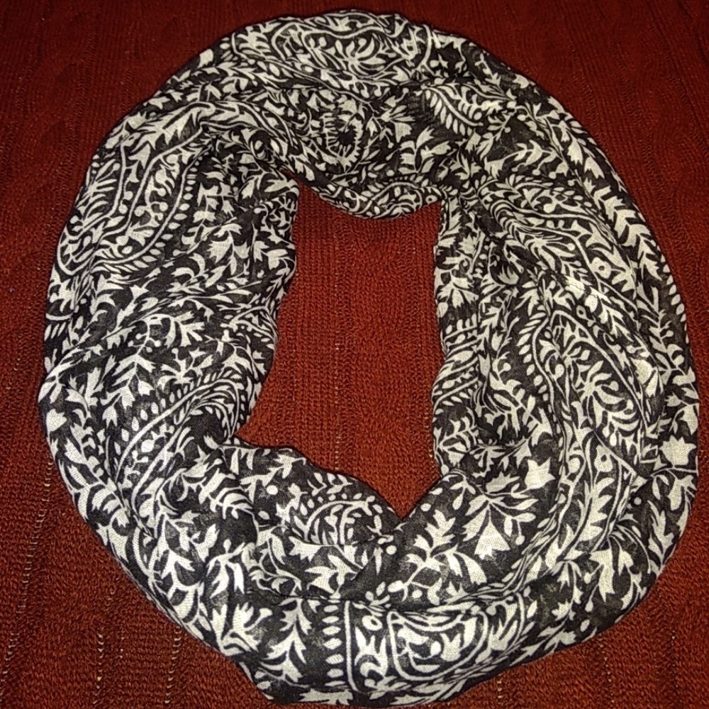 Black and White circle scarf